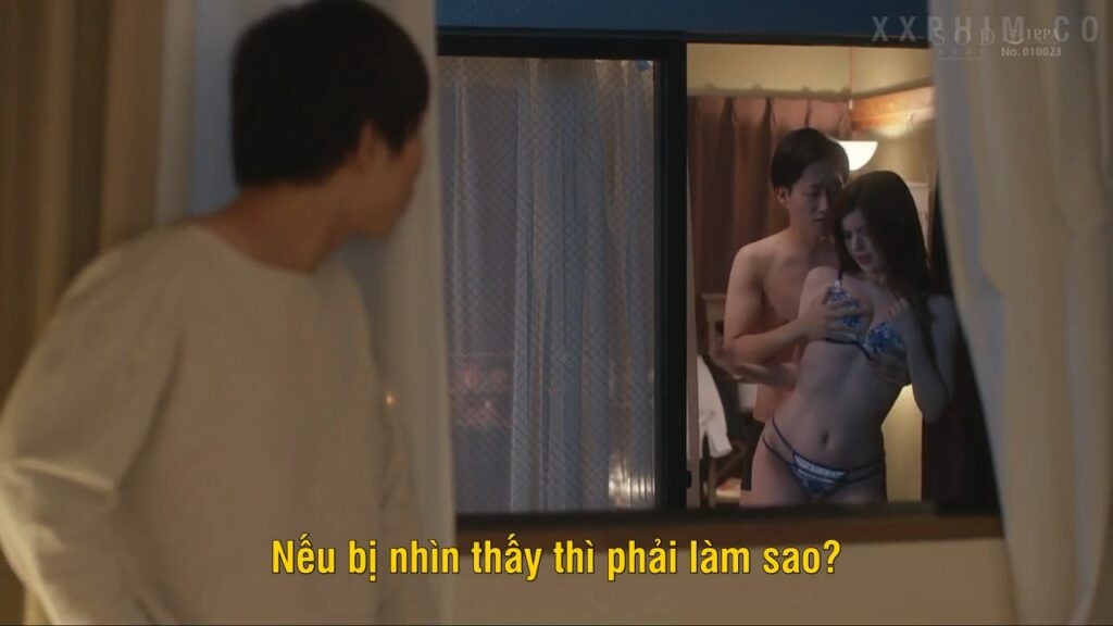 Cậu thanh niên may mắn trộm nhìn chị hàng xóm địt nhau với chồng và cái kết